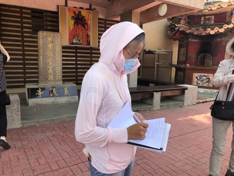 學員認真聽課並抄寫筆記