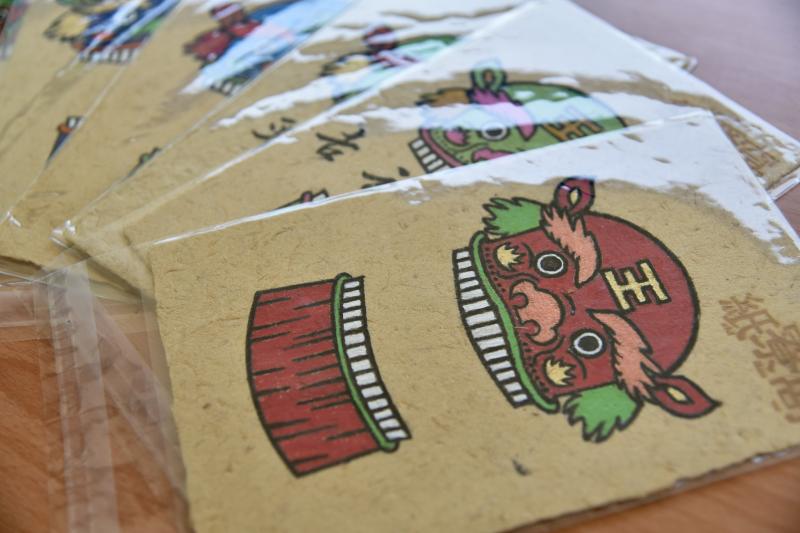 紙寮窩手抄紙彩繪。