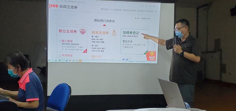 綁定方式：信用卡、行動支付（如：街口、LINE Pay）、電子票證（如：悠遊卡、一卡通）進入想綁定的銀行，或是支付業者的官網、App，輸入個人資料後就能完成綁定。