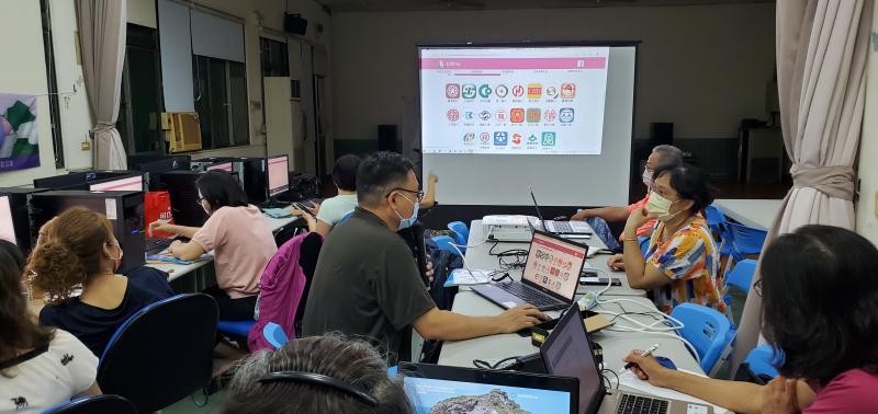 去年各部會的加碼券，都要到個別的網站、App上註冊，實在很麻煩，不小心還會漏掉。今年，不論民眾是否已完成五倍券紙本預訂，或數位綁定所有人，都可以在開放登記的時間內，到振興五倍券官網上，直接勾選加碼券參與抽籤。