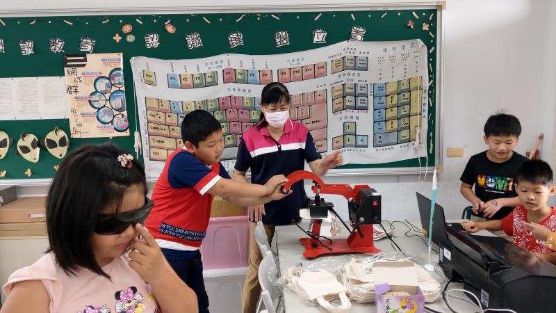 小朋友嘗試熱轉印印製