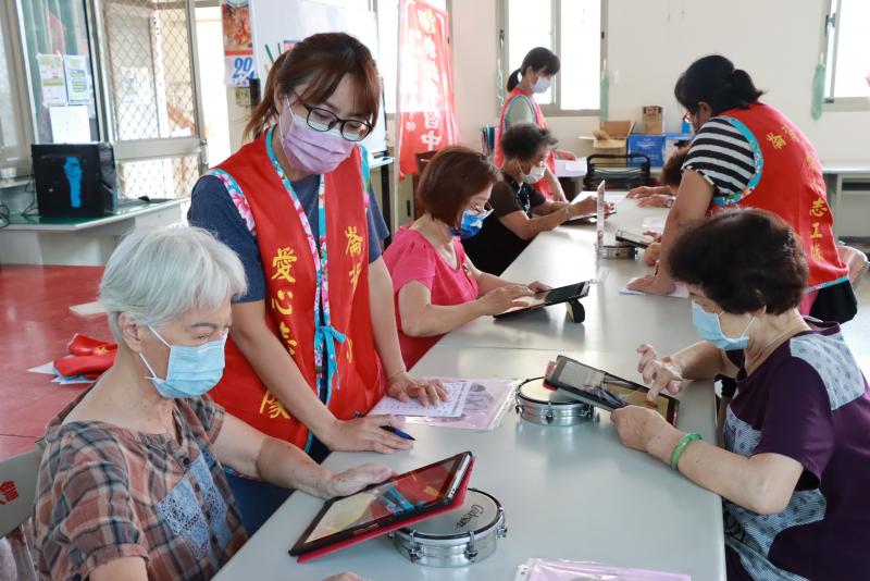 DOC志工協助幫忙統計比賽分數。