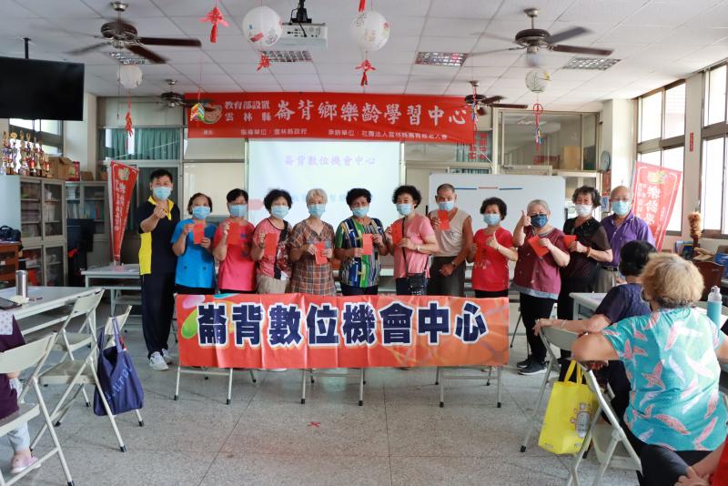 排名前10名得獎合影。