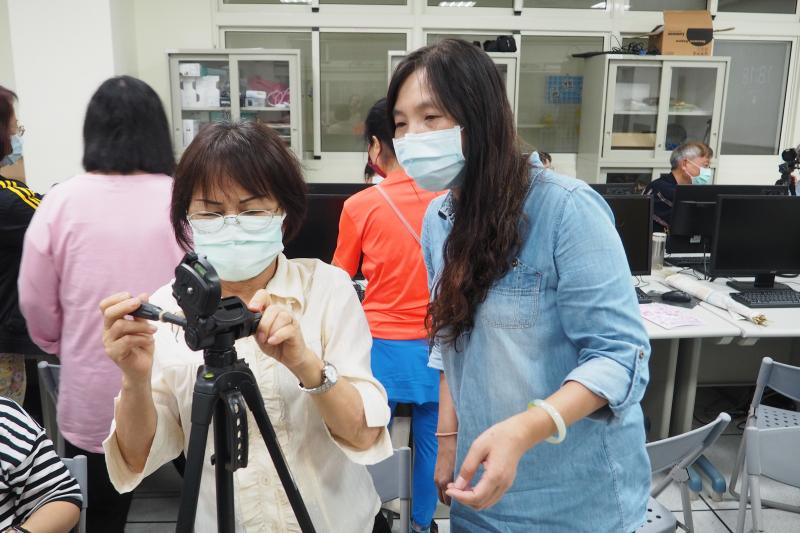 學員練習操作腳架