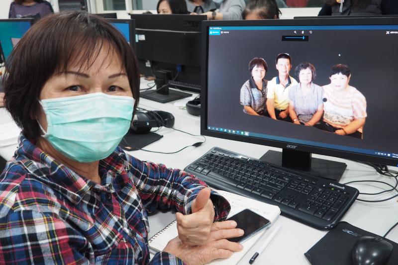 學員與螢幕上的去背作品合影
