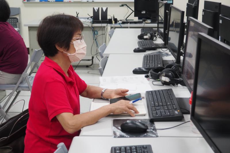 學員認真專注學習