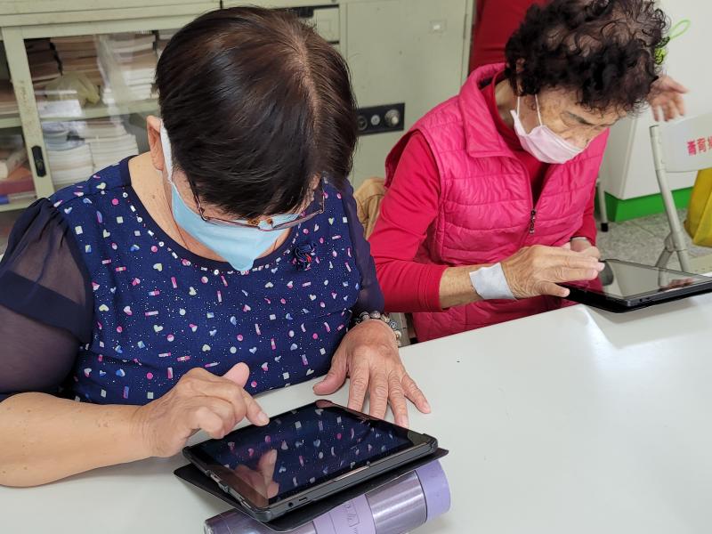 學員練習老師教售的APP程式。