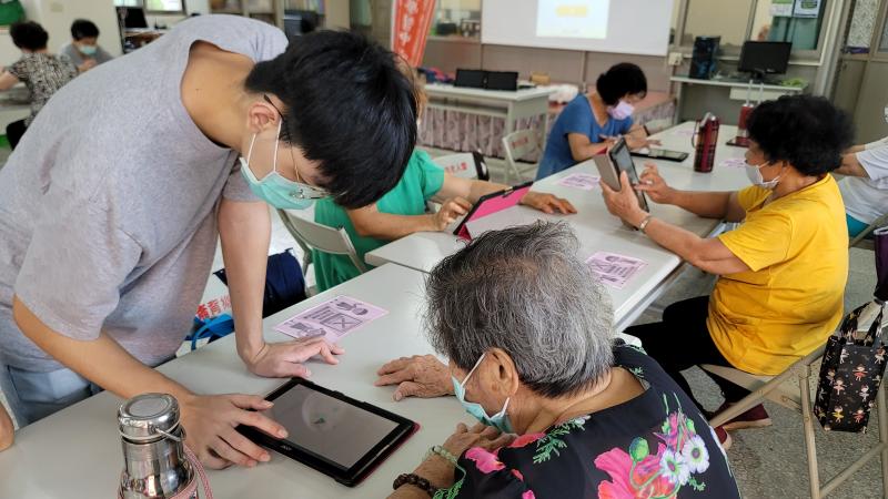 老師解決學員遇到的難題。