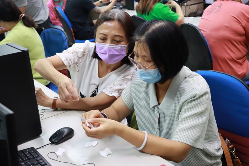 學員組裝IQ Light燈。