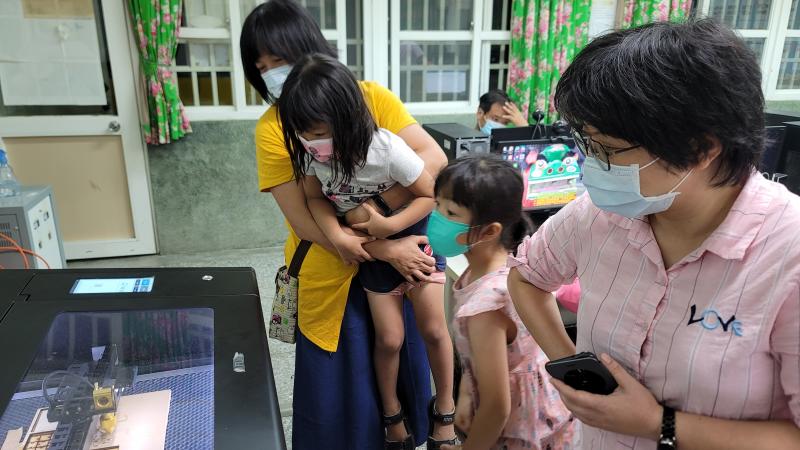 親子一同參與學習雷雕課程。
