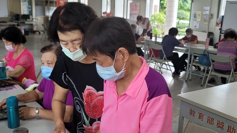 學員相互觀摩操作情形。