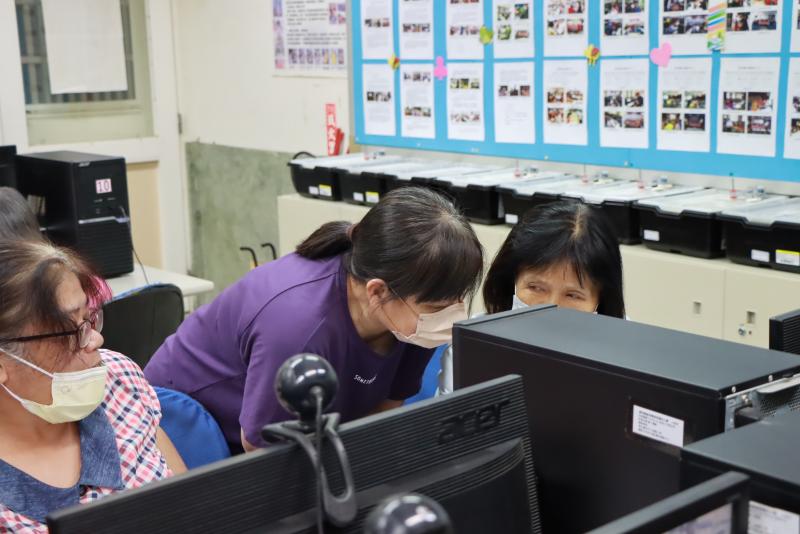 老師個別指導學員正確的客噢。發音