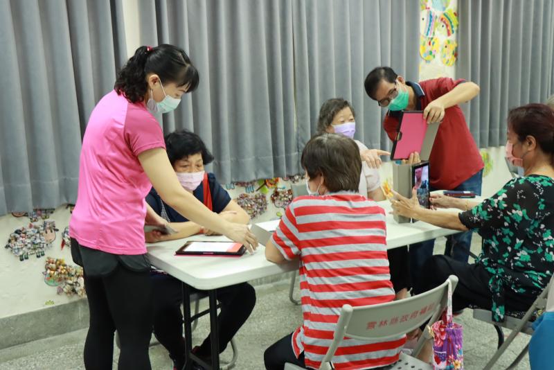 老師解決學員遇到的難題。