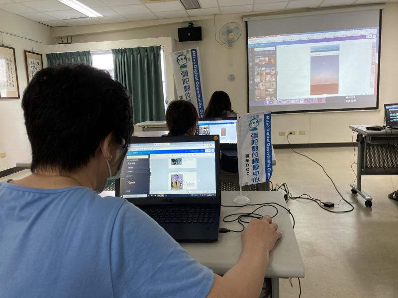 在彌陀DOC學習線上軟體應用，學員跟著老師介紹的方式，練習再練習，終於可以自己完成12個月份的編排設計。