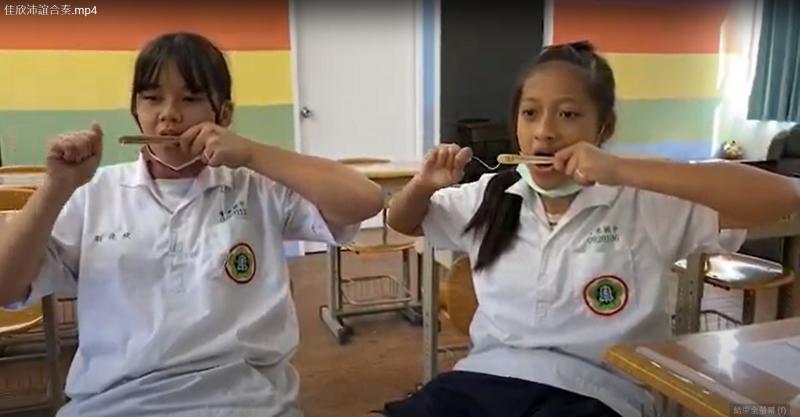 學員學習如何使用口簧琴後練習彈奏照片