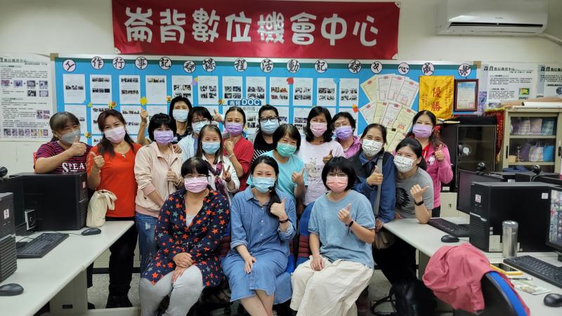 課後學員合影。