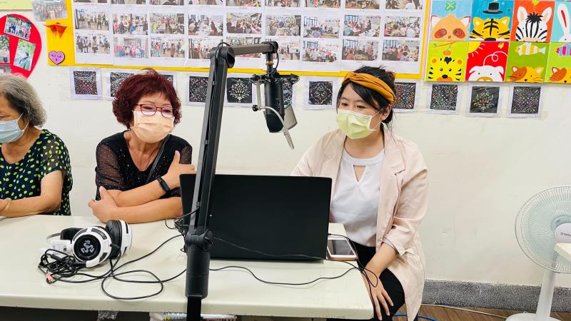 口湖DOC開設「PODCAST錄製課程」，學員都是第一次接觸PODCAST錄製，老師從最基本的話題草稿撰寫，由聊天對談的方式讓長輩輕鬆不拘束的狀態下，把生活經驗及在地特色描述出來。