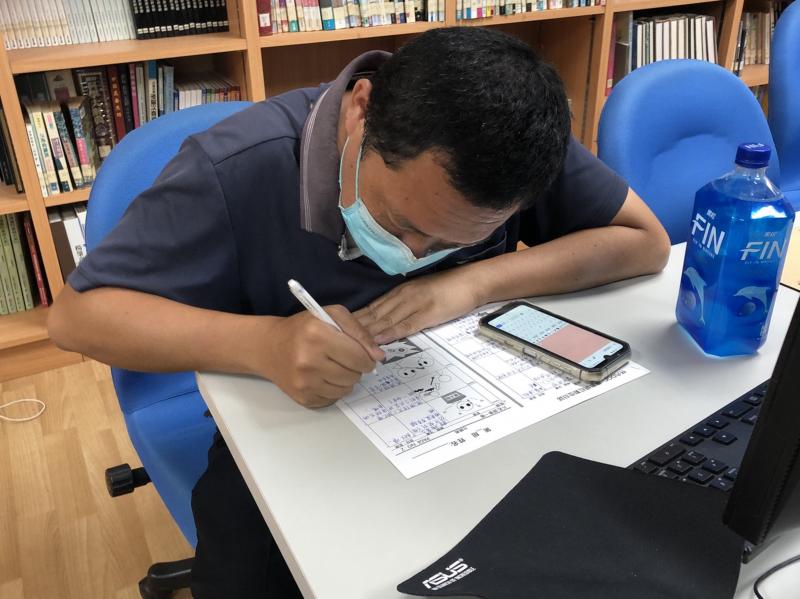 學員很專心在撰寫腳本