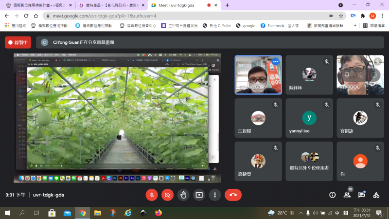 講師以遠距方式教導學員影片取景與剪輯