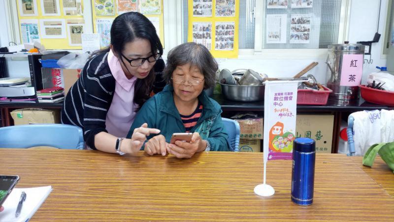 劉品辰老師課後一對一協助長輩使用智慧型手機