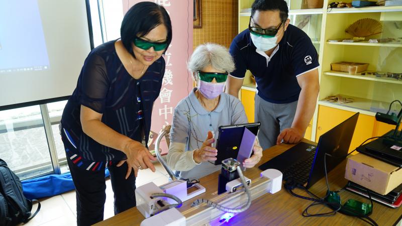 「竹」是鹿谷地區的特色產業，鹿谷DOC開設雷雕課程，協助經營地方竹藝工坊的社區媽媽們學習科技新知，善用數位工具發揮產業創意。