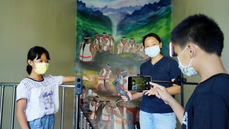 為了製作布農文化的數位實境互動平台，信義DOC邀請部落師生一同響應VR影像錄製，在社區中記錄及解說族群故事壁畫。