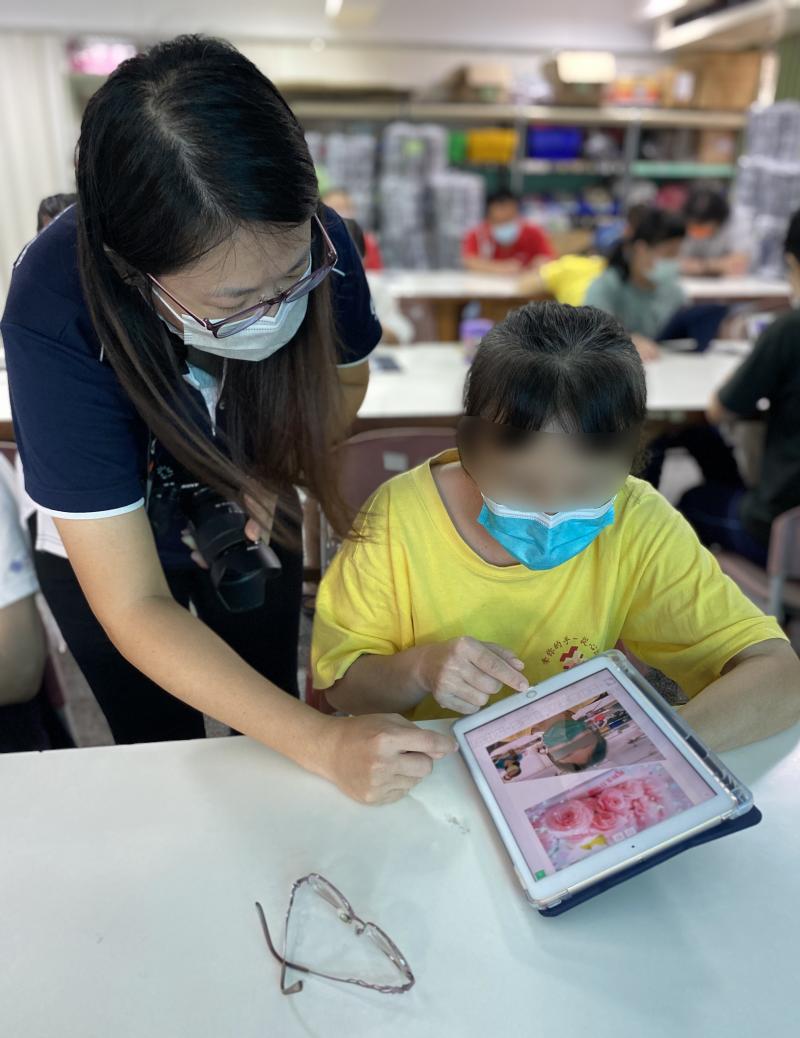 許多之前在復建中心的DOC課程中學習到的技巧，都一一在學員操作手機時派上用場。