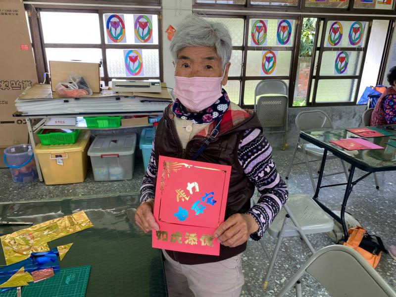 阿公拿春聯