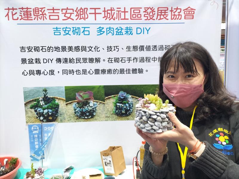DIY體驗後與個人作品合影