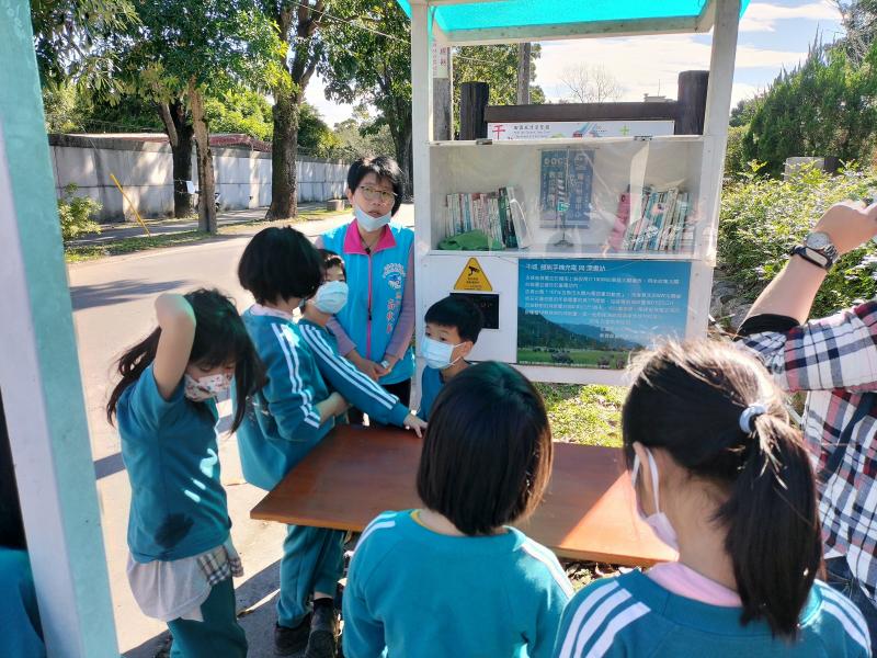 參觀社區自行設計的太陽能充電漂書站