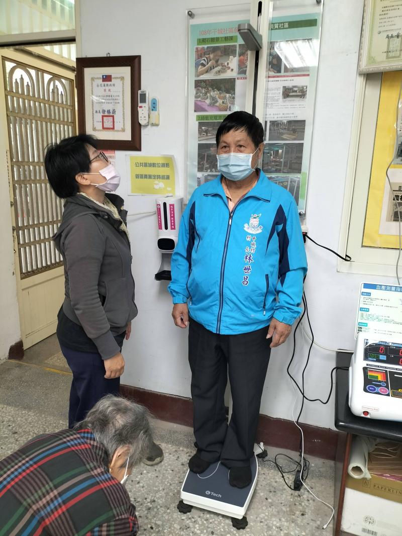 吉安DOC主委試用數位身高體重儀