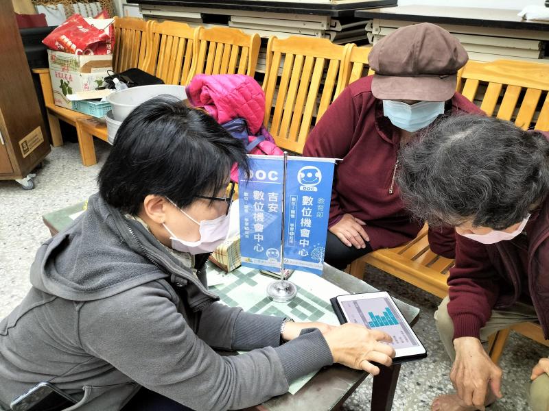 吉安DOC副主委與長輩學員分享數位健康儀的量測心得。