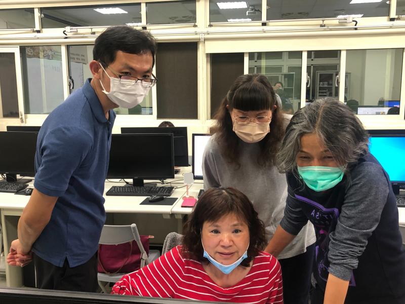 老師指導學員Google