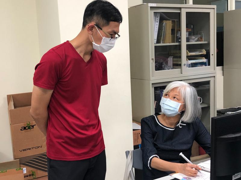 老師與學員討論中