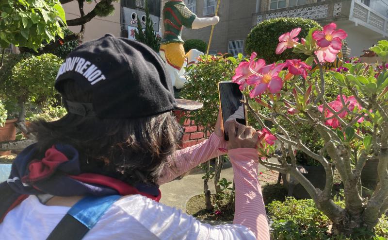 來到高雄市湖內區景點鄭家花園，學員帶著滿滿的防曬工具，不怕太陽在大，就是要拍出最美的花朵