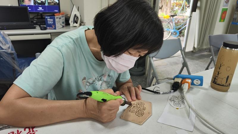 烙畫要有耐心一點一點的烙上去