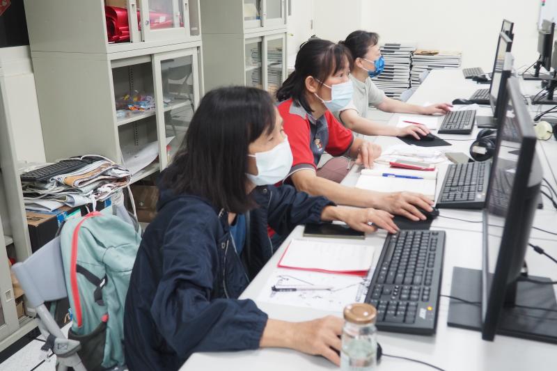 學員們專注地練習AI軟體