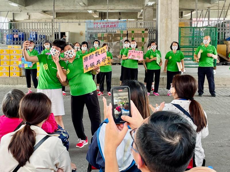 佳冬數位銀髮專班為大家帶來精彩的數位時尚走秀