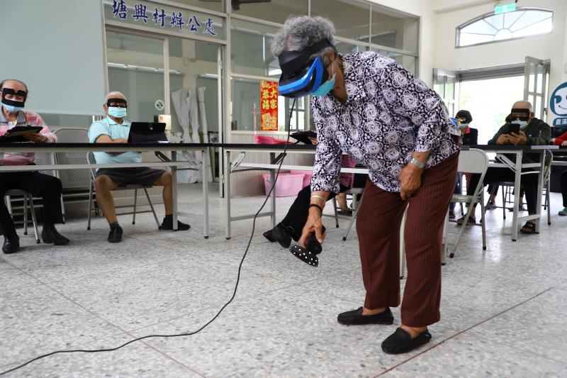 鹿滿DOC,帶著平板及AR與VR,至竹崎鄉塘興社區活動中心上課, ,民眾首次接觸3C產品, 非常高興，阿嬤帶上眼鏡體驗不同視界。