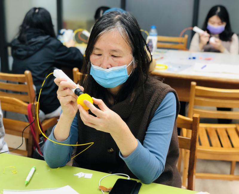 斗南DOC學員透過學習中心一把罩課程，註冊學習中心成功，講師講解更了解3D列印的世界，學習用3D列印筆創意製作手作燈籠ㄡ。