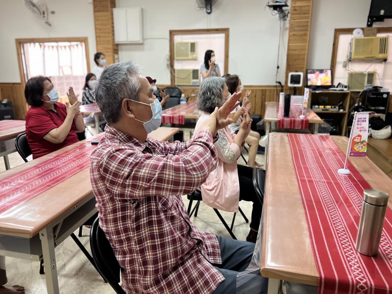 數位保健健康雲課程在崙埤文健站，老師教學員搜尋促進健康與運動的影片，大家跟著影片中的老師一起敲敲手做運動。