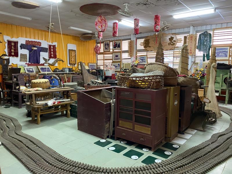 全國唯一以50機槍的空彈殼打造的健康步道，館內收藏許多早期農業器具及早期客家文物。