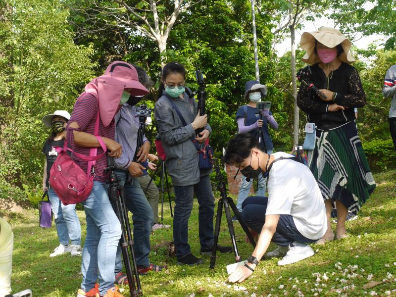 桐花季的開頭，銅鑼DOC學員就來到練習拍攝取景，縮時攝影如何記錄天光變化和風景，老師示範低角度給學員們看。