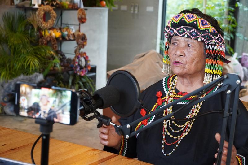 在信義鄉布農部落採訪部落耆老，透過數位影像紀錄，把傳統的文化與童謠紀錄下來，將布農族的文化繼續傳承。