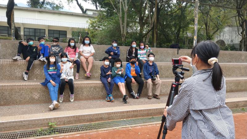 多媒體剪輯與後製課程帶領學員們實際到戶外練習拍攝，透過實際操作來學習攝影知識與拍攝技巧，小學員們互相對著相機鏡頭擺出搞怪姿式與表情。