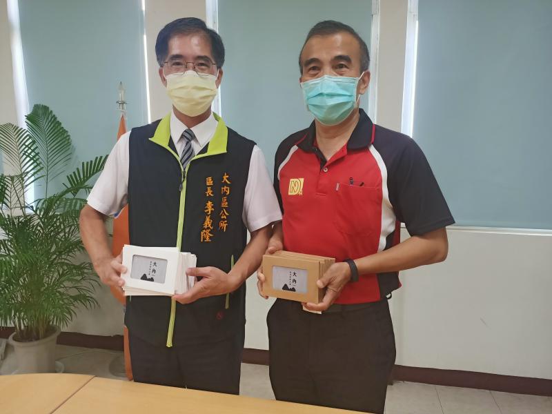 大內國中校長致贈大內區公所采風明信片