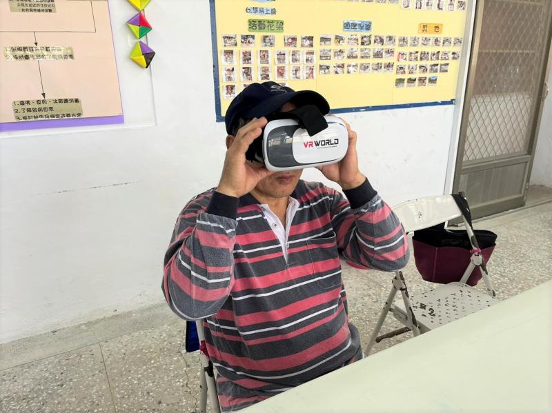 長輩藉由VR眼鏡看見與平時不一樣的新奇視野。