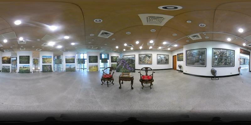 拍攝地點：苑裡濱海藝文中心 / 苑裡 DOC

苑裡 DOC 開設「走入故事的 VR 新視界」課程，學員用 VR 鏡頭拍下畫展的全景照片，充滿藝文氣息。