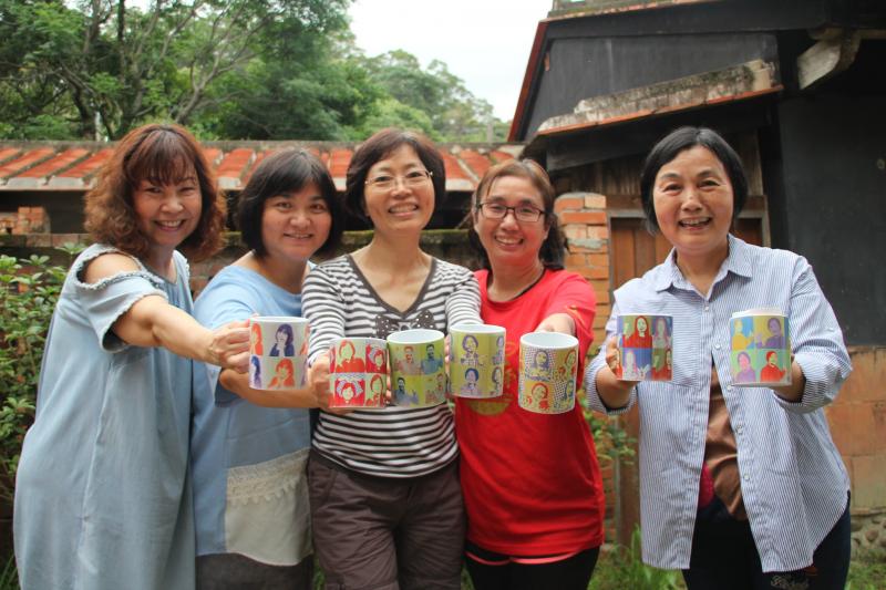 學員與作品合影。