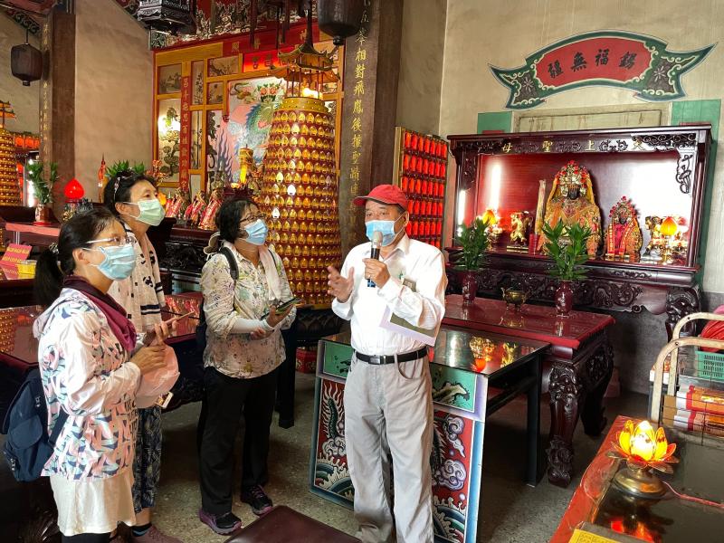 帶領學員走訪家鄉，透過實地勘查，拍攝地景照片。